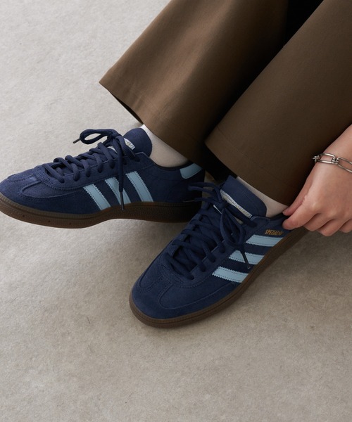 COLLAGE GALLARDAGALANTE(コラージュガリャルダガランテ)の「adidas/HANDBALL SPEZIAL(スニーカー・レディース・ネイビー・24cm/24.5cm/23.5cm)」の1枚目の写真