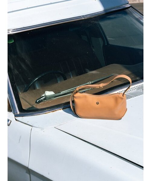 SEMICODE（セミコード）の「groove middle bag - crinkle dark beige（ショルダーバッグ・レディース・その他・FREE）」の2枚目の写真