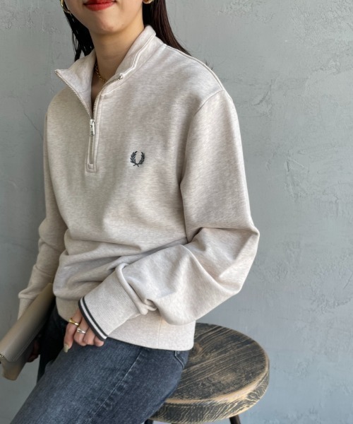 FRED PERRY（フレッドペリー）の「[FRED PERRY/フレッドペリー] ワンポイント刺繍ロゴ ハーフジップスウェット M3574（スウェット・レディース・アイボリー/ブルー系/ボルドー/キャメル/グリーン/ダークグリーン/グレー/グレイッシュベージュ・S/L/M/XL）」の2枚目の写真