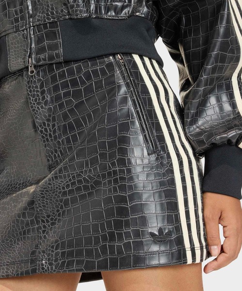 adidas（アディダス）の「プレザー ミニ スカート / アディダスオリジナルス adidas Originals（スカート・レディース・レッド/ブラック・XX-LARGE/LARGE/MEDIUM/SMALL/X-LARGE/X-SMALL）」の12枚目の写真