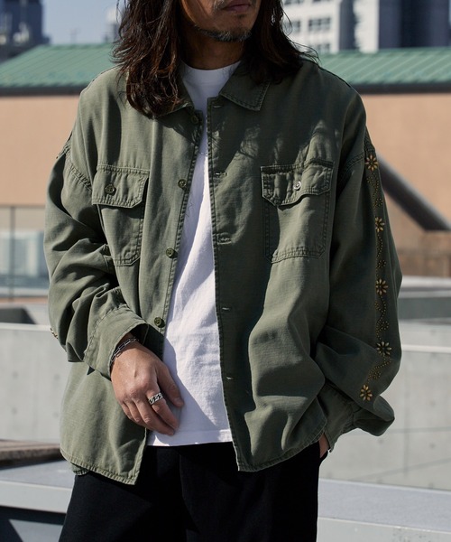 REMI RELIEF(レミレリーフ)の「REMI RELIEF/レミレリーフ WIDE MILITARY SHIRT (袖:スタッズ) ラウンドヘム ワイドシャツ 2026年春夏(シャツ/ブラウス・メンズ・カーキ・M/L/XL)」の1枚目の写真