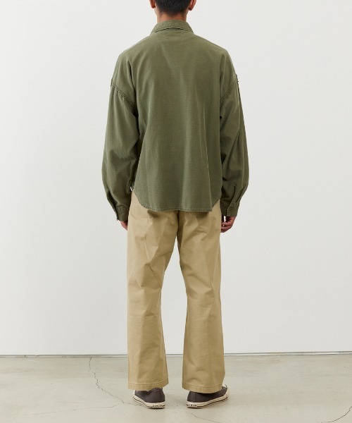 REMI RELIEF(レミレリーフ)の「REMI RELIEF/レミレリーフ WIDE MILITARY SHIRT (袖:スタッズ) ラウンドヘム ワイドシャツ 2026年春夏(シャツ/ブラウス・メンズ・カーキ・M/L/XL)」の3枚目の写真