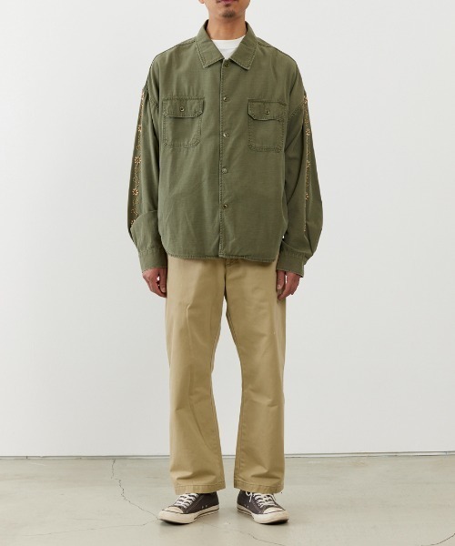 REMI RELIEF(レミレリーフ)の「REMI RELIEF/レミレリーフ WIDE MILITARY SHIRT (袖:スタッズ) ラウンドヘム ワイドシャツ 2026年春夏(シャツ/ブラウス・メンズ・カーキ・M/L/XL)」の2枚目の写真