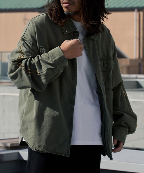 REMI RELIEF（レミレリーフ）の「REMI RELIEF/レミレリーフ WIDE MILITARY SHIRT (袖：スタッズ) ラウンドヘム ワイドシャツ 2026年春夏（シャツ/ブラウス・メンズ・カーキ・M/L/XL）」の19枚目の写真