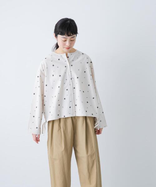 かぐれ（カグレ）の「ツバメ刺繍ブラウス（シャツ/ブラウス・レディース・アイボリー/ブラック・FREE）」の3枚目の写真