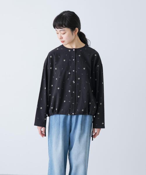 新品タグ付き　かぐれ　ツバメ刺繍ブラウス　BLACK ツバメ刺繍ブラウス（シャツ/ブラウス）｜かぐれ（カグレ）の
