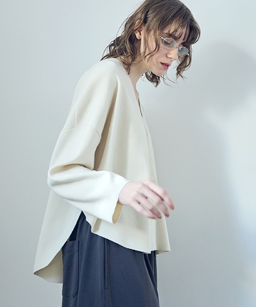 studio CLIP(スタディオクリップ)の「《natural by clip》12ゲージサークルVネックカーディガン(カーディガン/ボレロ・レディース・ブルー/チャコール/アイボリー・FREE)」の17枚目の写真