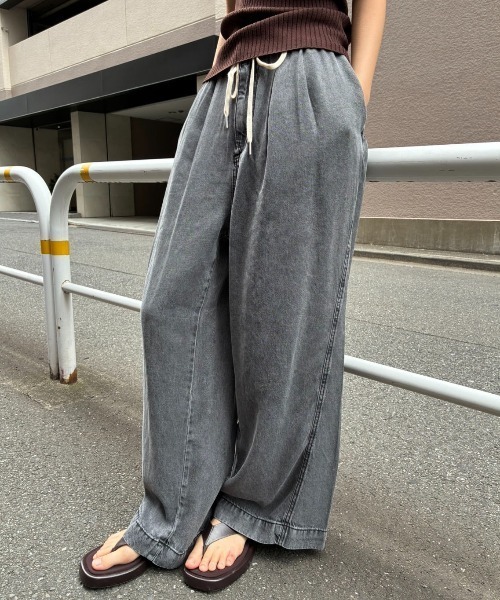 AIC.(エーアイシー)の「接触冷感テンセルデニムイージーパンツ(デニムパンツ・レディース・ブラック/ブルー・FREE)」の1枚目の写真