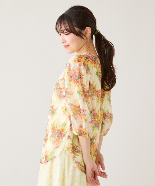 Rose Tiara(ローズティアラ)の「【セットアップ対応】フラワーブーケ柄パフスリーブブラウス(シャツ/ブラウス・レディース・ネイビー/イエロー・38/42/46)」の2枚目の写真