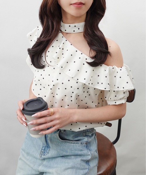 unnu(ユヌ)の「ドットラッフルワンショルトップス(シャツ/ブラウス・レディース・ホワイト・F)」の2枚目の写真