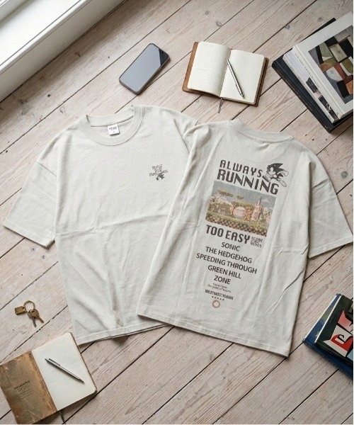 ALWAYS GOOD TIME(オルウェイズグッドタイム)の「【SONIC/ソニック】ヴィンテージライクUSD加工プリント半袖Tシャツ / レトロゲームデザインTシャツ/ユニセックス(Tシャツ/カットソー・メンズ・アイボリー/ブラック系その他/ホワイト系その他/スミクロ・M/LL/L)」の2枚目の写真