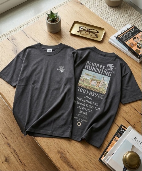 ALWAYS GOOD TIME(オルウェイズグッドタイム)の「【SONIC/ソニック】ヴィンテージライクUSD加工プリント半袖Tシャツ / レトロゲームデザインTシャツ/ユニセックス(Tシャツ/カットソー・メンズ・アイボリー/ブラック系その他/ホワイト系その他/スミクロ・M/LL/L)」の3枚目の写真