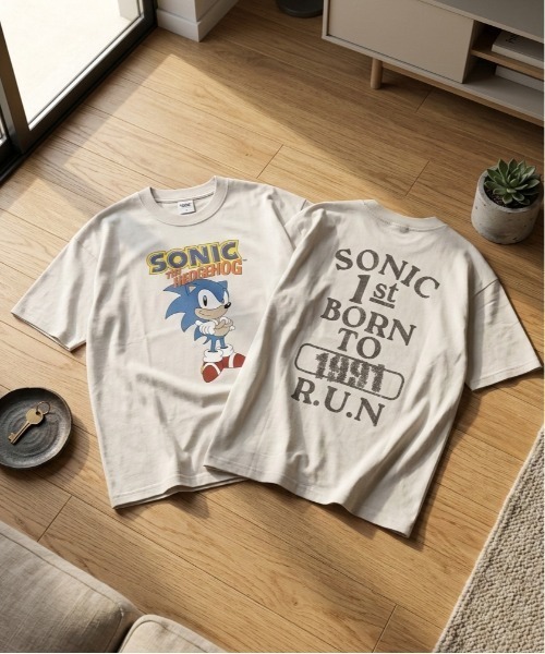 ALWAYS GOOD TIME(オルウェイズグッドタイム)の「【SONIC/ソニック】ヴィンテージライクUSD加工プリント半袖Tシャツ / レトロゲームデザインTシャツ/ユニセックス(Tシャツ/カットソー・メンズ・アイボリー/ブラック系その他/ホワイト系その他/スミクロ・M/LL/L)」の1枚目の写真
