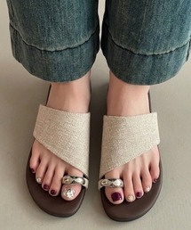 【軽量】【23~24.5cmサイズ展開】メタルリングフラットトングサンダル ワンポイント