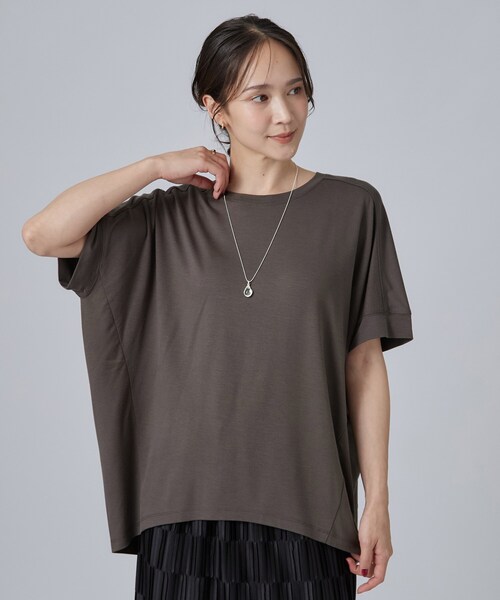 SHOO・LA・RUE(シューラルー)の「【新色追加/ひんやり/UV/S-LL/体型カバー】秋まで着られる ひやとろドルマンTシャツ(Tシャツ/カットソー・レディース・ダークブラウン/サックスブルー/ブラック/ホワイト系5・04/03/02/01)」の5枚目の写真