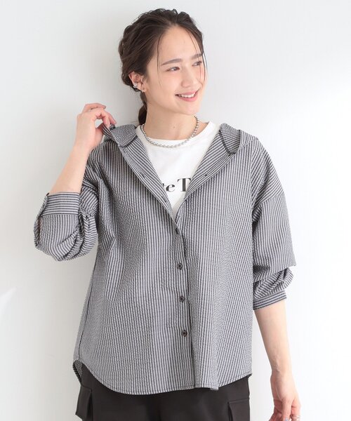 SHOO・LA・RUE(シューラルー)の「【洗濯機可/S-LL/体型カバー】大人カジュアルスタイルに フード付きストライプシャツ(シャツ/ブラウス・レディース・サックスブルー系2/ブラック系2/ホワイト系5・01/03/02/04)」の4枚目の写真