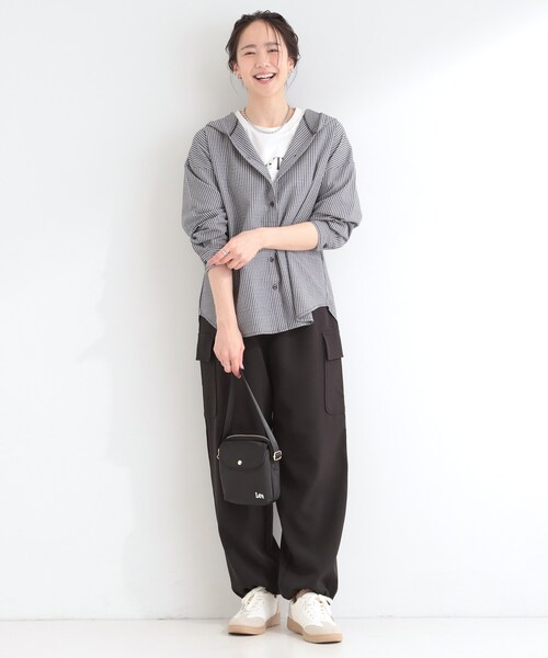 SHOO・LA・RUE(シューラルー)の「【洗濯機可/S-LL/体型カバー】大人カジュアルスタイルに フード付きストライプシャツ(シャツ/ブラウス・レディース・サックスブルー系2/ブラック系2/ホワイト系5・01/03/02/04)」の6枚目の写真