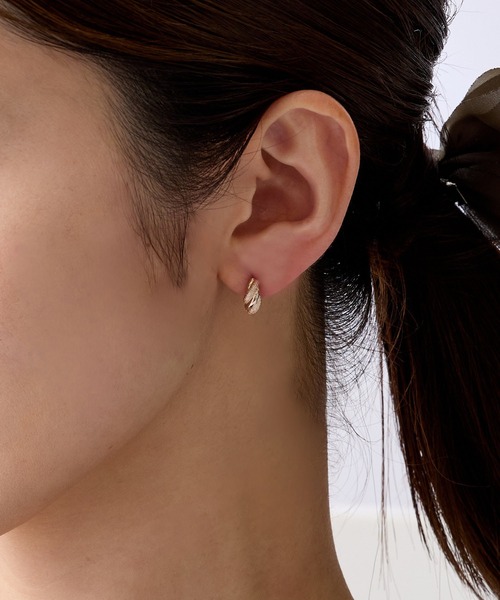 CALIN STANDARD(カリンスタンダード)の「◆金属アレルギー対応◆◆made in japan◆【片手でスムースワンタッチ】ツイストダブルライン ミニスムースピアス(ピアス(両耳用)・レディース・ピンクゴールド/ゴールド/シルバー・FREE)」の3枚目の写真