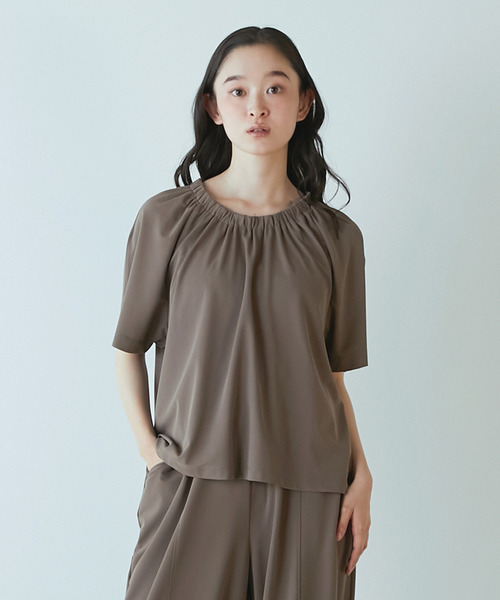 LOGEMENT DE CLAIRE(ロジュモンドクレール)の「【Allease/オールイーズ】ギャザーカットブラウス(Tシャツ/カットソー・レディース・モカ/カーキ/ブラック/オフホワイト・FREE)」の3枚目の写真