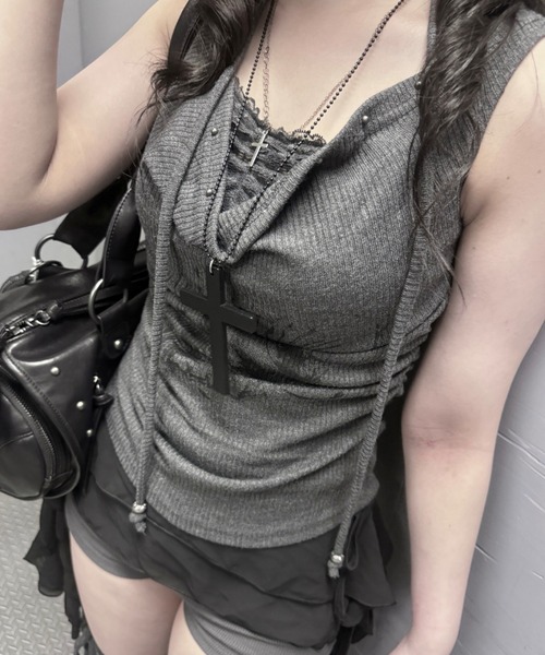 Never mind the XU / Chikashitsu+(ネバーマインド ザ エックスユー / チカシツプラス)の「【nmtc+】Doodle Lace Sleeveless Tee Muffler Set / 【エヌエムティーシープラス】レースマフラーセットノースリーブTシャツ(タンクトップ・レディース・ホワイト/チャコール・ONE SIZE)」の2枚目の写真