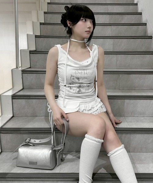 Never mind the XU / Chikashitsu+(ネバーマインド ザ エックスユー / チカシツプラス)の「【nmtc+】Doodle Lace Sleeveless Tee Muffler Set / 【エヌエムティーシープラス】レースマフラーセットノースリーブTシャツ(タンクトップ・レディース・ホワイト/チャコール・ONE SIZE)」の22枚目の写真