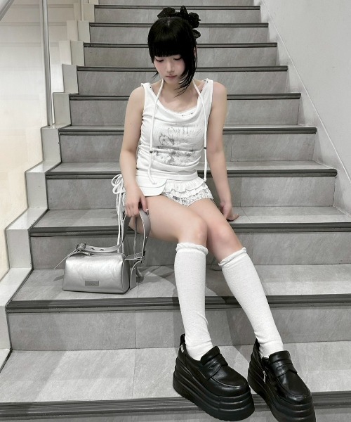 Never mind the XU / Chikashitsu+(ネバーマインド ザ エックスユー / チカシツプラス)の「【nmtc+】Doodle Lace Sleeveless Tee Muffler Set / 【エヌエムティーシープラス】レースマフラーセットノースリーブTシャツ(タンクトップ・レディース・ホワイト/チャコール・ONE SIZE)」の21枚目の写真