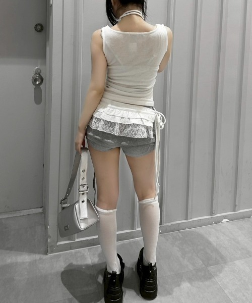Never mind the XU / Chikashitsu+(ネバーマインド ザ エックスユー / チカシツプラス)の「【nmtc+】Doodle Lace Sleeveless Tee Muffler Set / 【エヌエムティーシープラス】レースマフラーセットノースリーブTシャツ(タンクトップ・レディース・ホワイト/チャコール・ONE SIZE)」の19枚目の写真