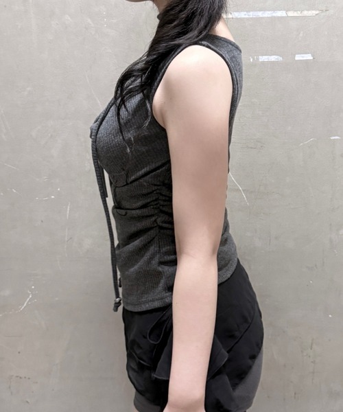 Never mind the XU / Chikashitsu+(ネバーマインド ザ エックスユー / チカシツプラス)の「【nmtc+】Doodle Lace Sleeveless Tee Muffler Set / 【エヌエムティーシープラス】レースマフラーセットノースリーブTシャツ(タンクトップ・レディース・ホワイト/チャコール・ONE SIZE)」の4枚目の写真