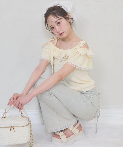 MAJESTIC LEGON(マジェスティックレゴン)の「フリルオフショルニット(ニット/セーター・レディース・オフホワイト/イエロー/ブラック/ブラック系その他・MEDIUM)」の1枚目の写真