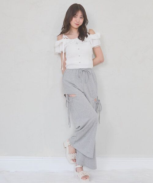 MAJESTIC LEGON(マジェスティックレゴン)の「フリルオフショルニット(ニット/セーター・レディース・オフホワイト/イエロー/ブラック/ブラック系その他・MEDIUM)」の5枚目の写真