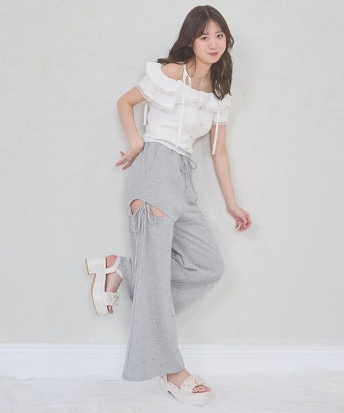 MAJESTIC LEGON(マジェスティックレゴン)の「フリルオフショルニット(ニット/セーター・レディース・オフホワイト/イエロー/ブラック/ブラック系その他・MEDIUM)」の7枚目の写真