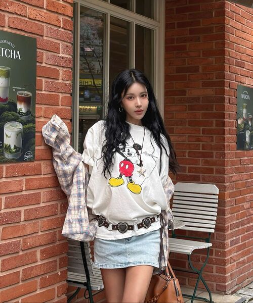 VTWO（ブイツー）の「ヴィンテージウォッシングフォト_ミッキー_ Tシャツ (ホワイト)（Tシャツ/カットソー・レディース・その他・MEDIUM/LARGE）」の4枚目の写真