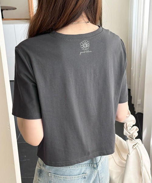 DAY CLOSET(デイ クローゼット)の「【UVカット率98%/UPF50+/汗染み防止/撥水】半袖 バック ワンポイント ボックス シルエット Tシャツ レディース(Tシャツ/カットソー・レディース・ブラック/ホワイト/チャコールグレー・L/M)」の3枚目の写真