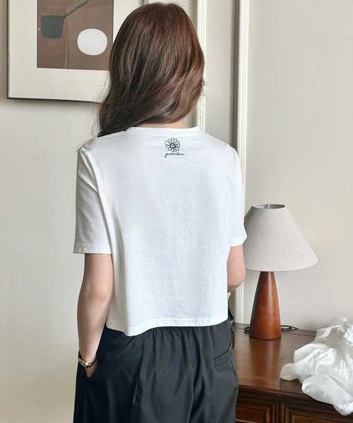 DAY CLOSET(デイ クローゼット)の「【UVカット率98%/UPF50+/汗染み防止/撥水】半袖 バック ワンポイント ボックス シルエット Tシャツ レディース(Tシャツ/カットソー・レディース・ブラック/ホワイト/チャコールグレー・L/M)」の7枚目の写真