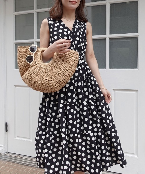CORNERS(コーナーズ)の「ドット柄ティアードワンピース(ワンピース・レディース・ホワイト/ブラック・M)」の6枚目の写真