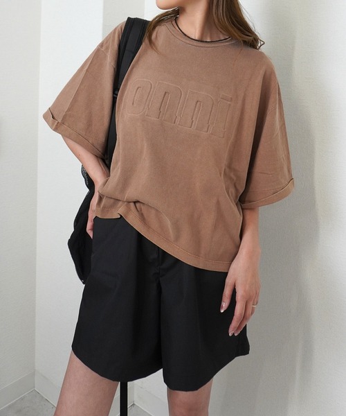 gossara(ゴサラ)の「【立体ロゴデザイン】オンニエンボスTEE(Tシャツ/カットソー・レディース・チャコールグレー/グレイッシュベージュ/ネイビー/キャメル・FREE)」の4枚目の写真