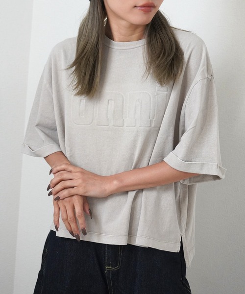 gossara(ゴサラ)の「【立体ロゴデザイン】オンニエンボスTEE(Tシャツ/カットソー・レディース・チャコールグレー/グレイッシュベージュ/ネイビー/キャメル・FREE)」の2枚目の写真