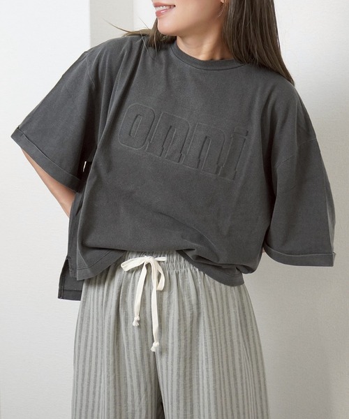 gossara(ゴサラ)の「【立体ロゴデザイン】オンニエンボスTEE(Tシャツ/カットソー・レディース・チャコールグレー/グレイッシュベージュ/ネイビー/キャメル・FREE)」の7枚目の写真