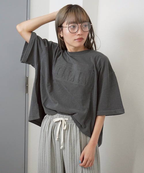 gossara(ゴサラ)の「【立体ロゴデザイン】オンニエンボスTEE(Tシャツ/カットソー・レディース・チャコールグレー/グレイッシュベージュ/ネイビー/キャメル・FREE)」の5枚目の写真