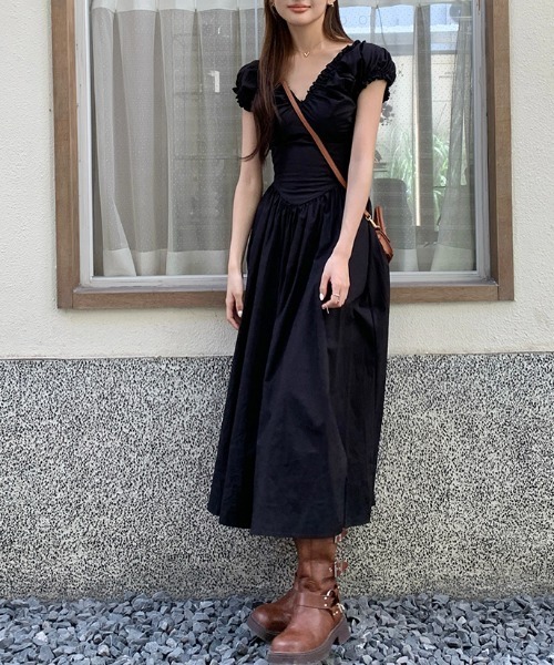 AMAJI(アマジ)の「Vネック バックオープン パフスリーブ ロングワンピース(ワンピース・レディース・ブラック/ホワイト・SMALL/MEDIUM/LARGE)」の1枚目の写真