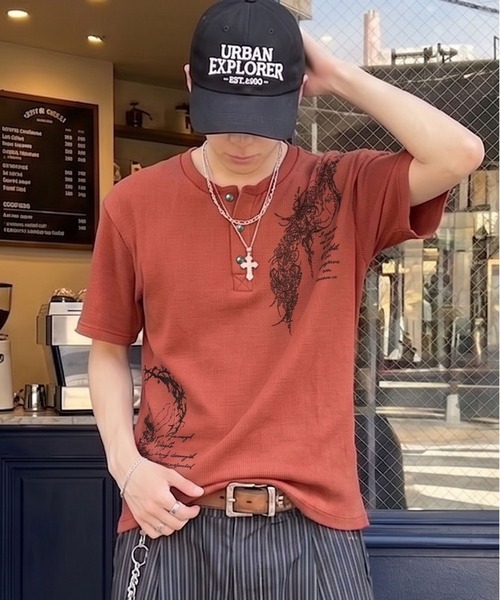 SPINNS(スピンズ)の「ヘンリーネックサーマル半袖Tシャツ/ダークアートプリント(Tシャツ/カットソー・メンズ・ブラック系その他/レッド系その他/アイボリー/カモフラージュ・ONESIZE)」の4枚目の写真