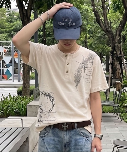 SPINNS(スピンズ)の「ヘンリーネックサーマル半袖Tシャツ/ダークアートプリント(Tシャツ/カットソー・メンズ・ブラック系その他/レッド系その他/アイボリー/カモフラージュ・ONESIZE)」の2枚目の写真