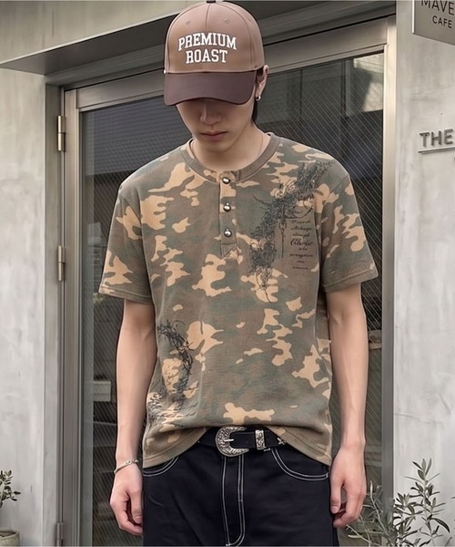 SPINNS(スピンズ)の「ヘンリーネックサーマル半袖Tシャツ/ダークアートプリント(Tシャツ/カットソー・メンズ・ブラック系その他/レッド系その他/アイボリー/カモフラージュ・ONESIZE)」の1枚目の写真