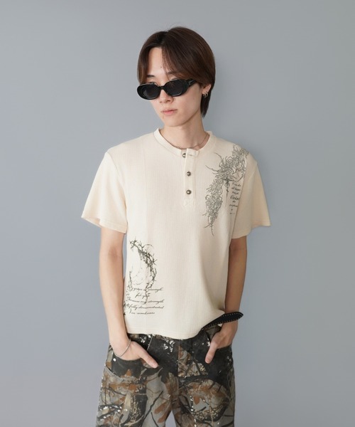 SPINNS(スピンズ)の「ヘンリーネックサーマル半袖Tシャツ/ダークアートプリント(Tシャツ/カットソー・メンズ・ブラック系その他/レッド系その他/アイボリー/カモフラージュ・ONESIZE)」の16枚目の写真