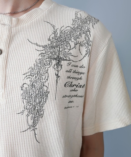 SPINNS(スピンズ)の「ヘンリーネックサーマル半袖Tシャツ/ダークアートプリント(Tシャツ/カットソー・メンズ・ブラック系その他/レッド系その他/アイボリー/カモフラージュ・ONESIZE)」の19枚目の写真
