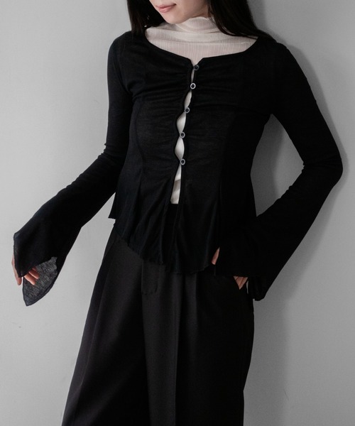 on:nue(オンニュ)の「【on:nue】フロントギャザーベルスリーブカーディガン /26-27 AW COLLECTION(カーディガン/ボレロ・レディース・ブラック/ベージュ・FREE)」の1枚目の写真