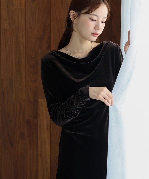 J by blue(ジェイバイブルー)の「ドレープベロアマキシワンピース(ワンピース・レディース・ブラウン/ブラック/ブルーグレー・MEDIUM)」の3枚目の写真