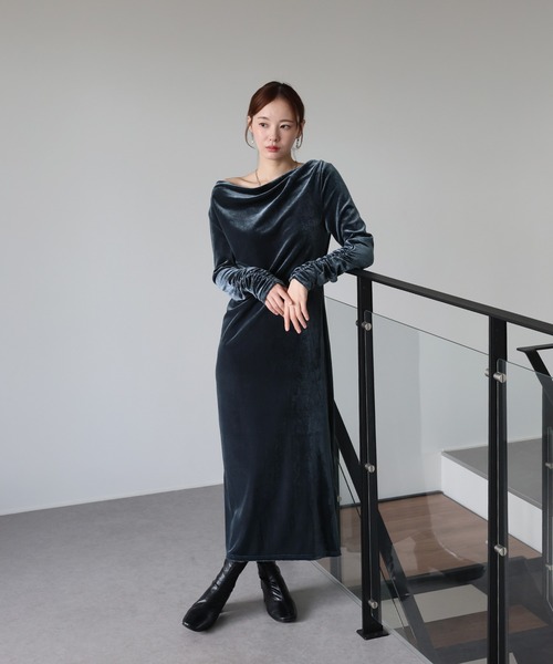J by blue(ジェイバイブルー)の「ドレープベロアマキシワンピース(ワンピース・レディース・ブラウン/ブラック/ブルーグレー・MEDIUM)」の2枚目の写真