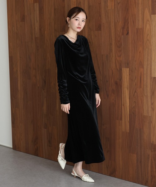 J by blue(ジェイバイブルー)の「ドレープベロアマキシワンピース(ワンピース・レディース・ブラウン/ブラック/ブルーグレー・MEDIUM)」の1枚目の写真