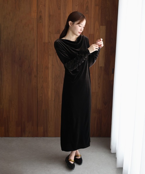 J by blue(ジェイバイブルー)の「ドレープベロアマキシワンピース(ワンピース・レディース・ブラウン/ブラック/ブルーグレー・MEDIUM)」の8枚目の写真